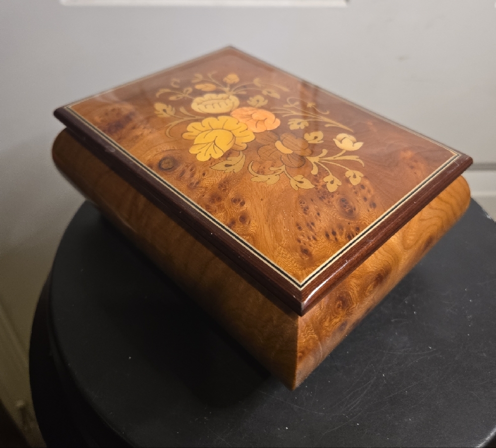 Reuge Inlaid Floral Wooden Music Box with Brass Accents Made In Italy - Picture 5 of 10
